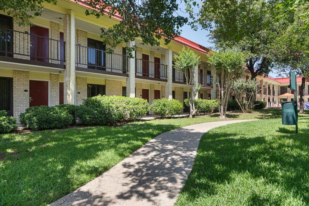 Red Roof Inn Plus+ Dallas - Адисън Екстериор снимка