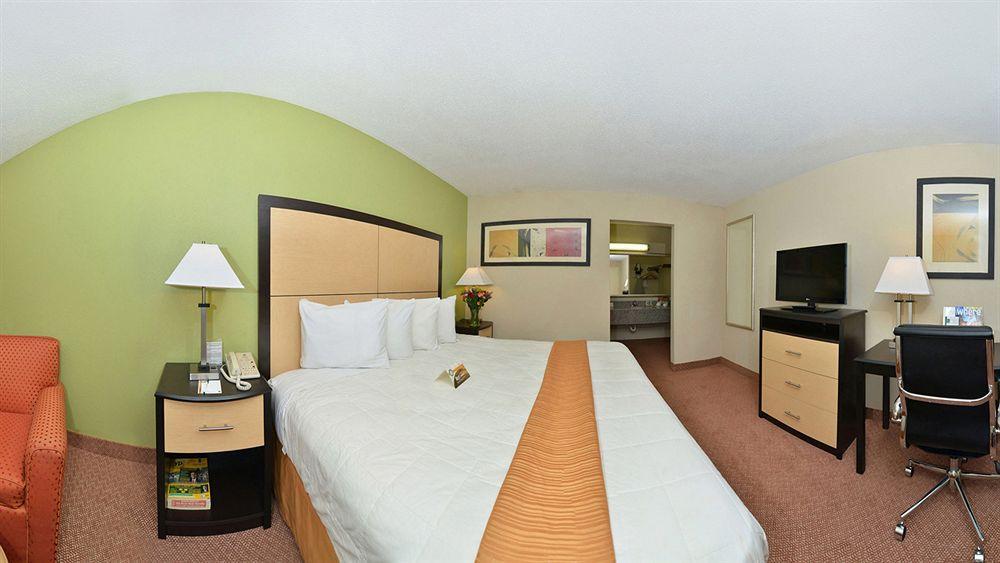 Red Roof Inn Plus+ Dallas - Адисън Стая снимка