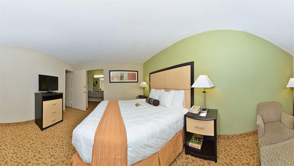 Red Roof Inn Plus+ Dallas - Адисън Екстериор снимка