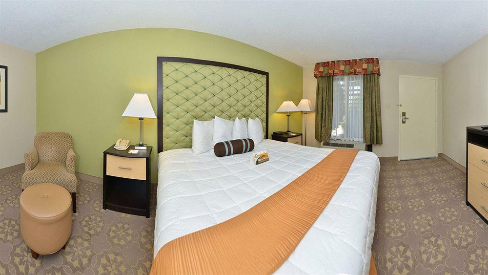 Red Roof Inn Plus+ Dallas - Адисън Екстериор снимка