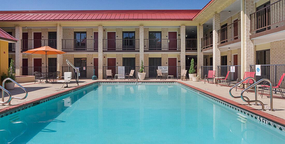 Red Roof Inn Plus+ Dallas - Адисън Екстериор снимка