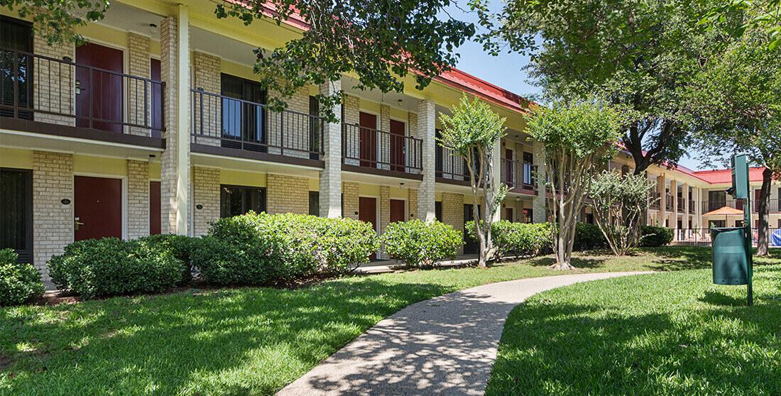 Red Roof Inn Plus+ Dallas - Адисън Екстериор снимка